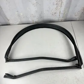 15925007 Chevrolet 05-13 Corvette C6 Front Windshield Weatherstrip Rubber Seal Black Oem