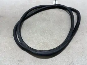 84218973 Chevrolet 16-24 Chevy Malibu Front Left Side Door Seal Rubber Surround Weather Strip Oem