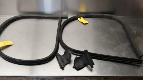 15228407 Factory/oem 2003-2006 Chevrolet Ssr Left And Right Lower Door Weatherstrip Seals