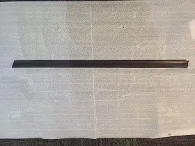 25634570 Gm Buick Park Avenue Passenger Side Front Door Lower Weatherstrip -