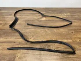 67476700 Maserati 04-12 Quattroporte Rear Door Gasket Weather Strip Seal Right Side M139