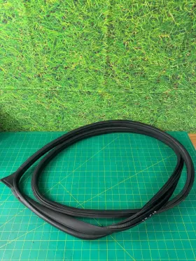 2187202078 Mercedes-benz 12-18 W218 Cls550 Front Right Door Body Weatherstrip Seal Oem